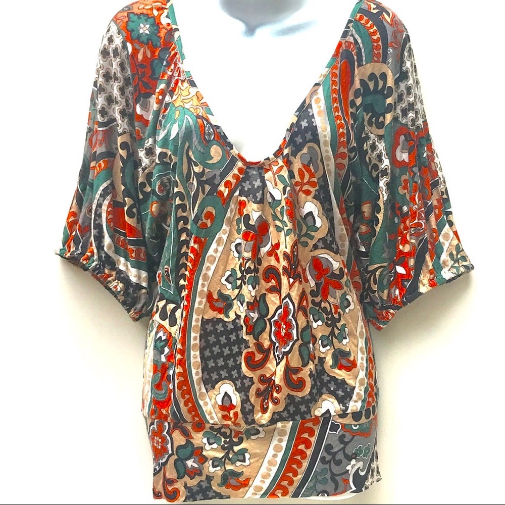 Read all info! T-Bags deep v neck paisley top Boho